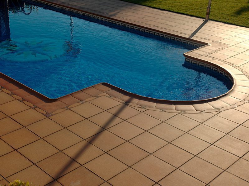 terraza de piscina con gres natural rústico TERRAKLINKER - duradero, antideslizante y resistente a las sales