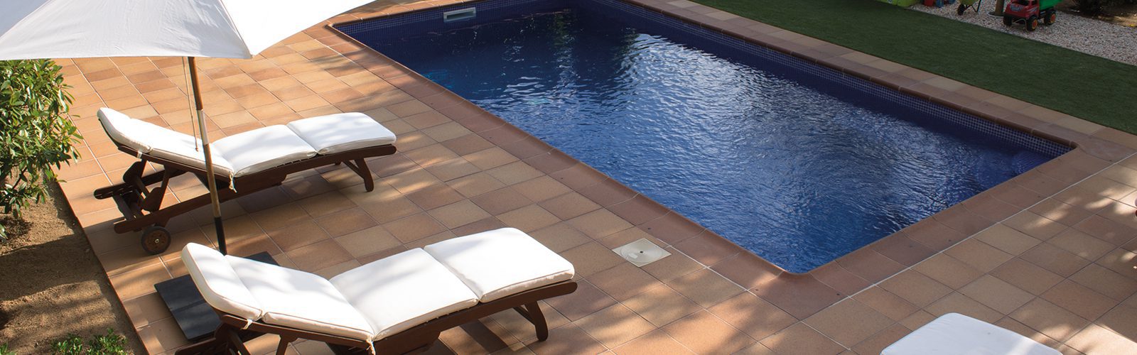 terraza de piscina con gres natural rústico TERRAKLINKER -  duradero, antideslizante y resistente a las sales